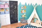 tenda-quarto-azul-parede-lousa-Design-by-Numbers-Rebecca-Zajac