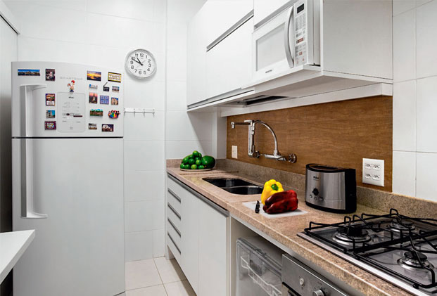 destaque-acabamentos-brancos-e-marcenaria-rejuvenescem-cozinha