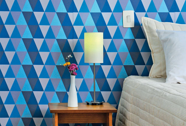 Aprenda a aplicar tecido adesivo e renove as paredes