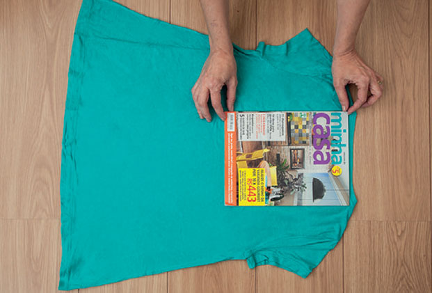 destaque-aprenda-a-dobrar-camisas-e-blusas-com-uma-revista-ou-um-livro