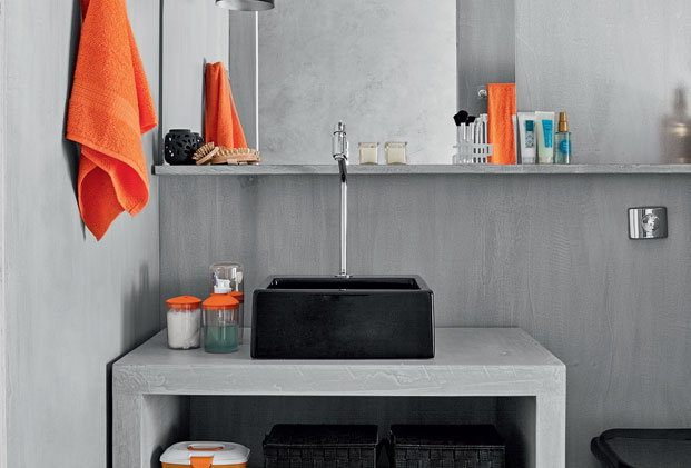 Banheiro tem cimento queimado no piso, na parede e até no forro