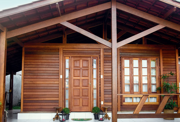 Casa pré-fabricada de madeira tem cara de chalé