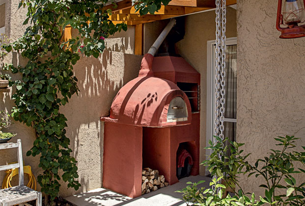 Casal gaúcho fez do edredom ao forno de pizza para terminar a casa