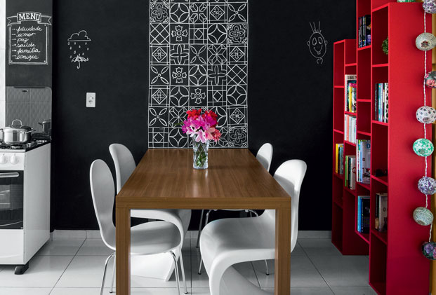 Desenhos feitos à mão personalizam a parede desta copa