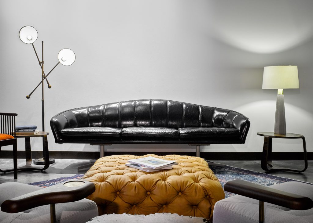 dropbox-cafe-area-que-imita-sala-de-estar-com-sofa-de-couro