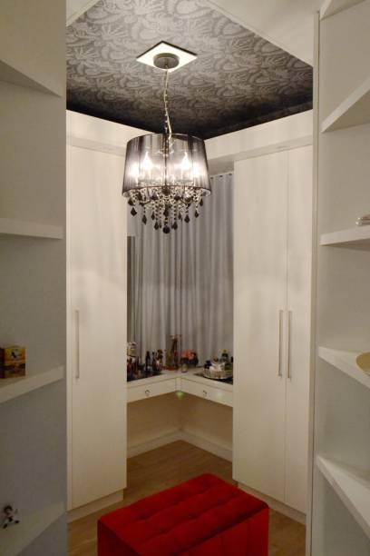 Para ampliar o closet deste casal de Santa Maria (RS), a arquiteta Elen Bertagnolli optou por MDF com acabamento em melamina branca lisa. As portas foram revestidas com espelhos e alumínio para permitir uma abertura maior do vão e não ocupar espaço ao serem abertas. “O objetivo era permitir que os proprietários tivessem grandes planos de visualização de corpo inteiro, bem como ampliar o espaço de 9 m²”, conta a arquiteta. Já a iluminação foi feita com lâmpadas dicróicas em LED na cor branca e inseridas na sanca em pontos estratégicos que permitem a iluminação dentro dos armários, facilitando a visão total das roupas.