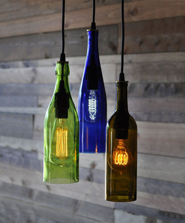 Em vez da cúpula, estas lâmpadas receberam garrafas coloridas