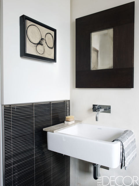 espelho-com-moldura-grande-e-acessorios-de-arne-jacobsen-Simon Upton