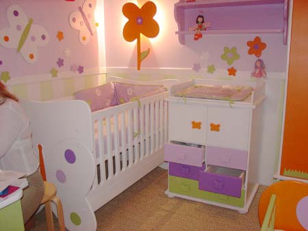 Berço, armarinho, prateleira, luminária e peças de decoração do quarto de criança inspirado em borboletas.