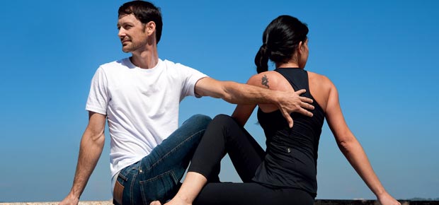 Como praticar ioga a dois