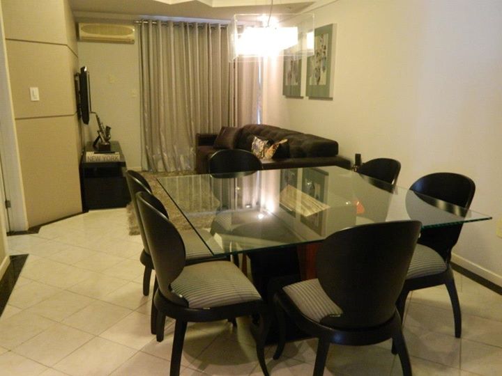 O piso e o teto já eram brancos na sala de jantar deste apartamento em Colatina (ES). Ao todo, os 15,5 m² abrigam um lustre moderno e papel de parede bege claro. O projeto de reforma é assinado pela designer de interiores Fabíula Schmidt.