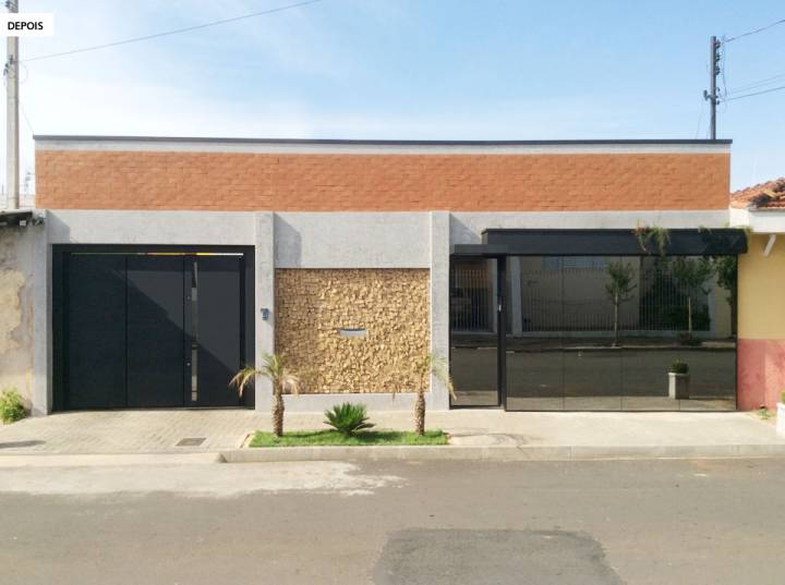 Retrofit de fachada de casa com esquadrias pretas e placas de concreto -  veja o antes e depois! - Decor Salteado