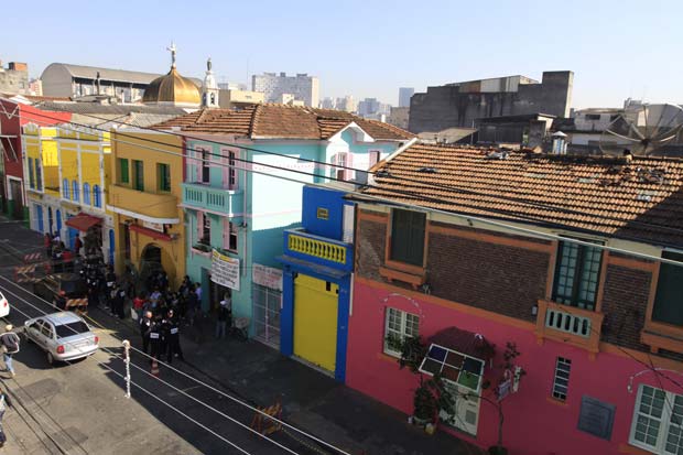 Projeto Tudo de Cor para S&atilde;o Paulo. Bairro do Bixiga tem parte de suas facha...