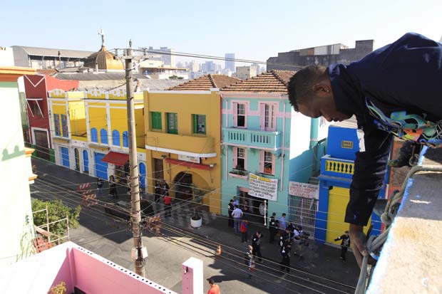 Projeto Tudo de Cor para S&atilde;o Paulo. Bairro do Bixiga tem parte de suas facha...