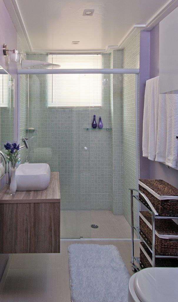 Banheiro reformado fica cheio de cor e luz