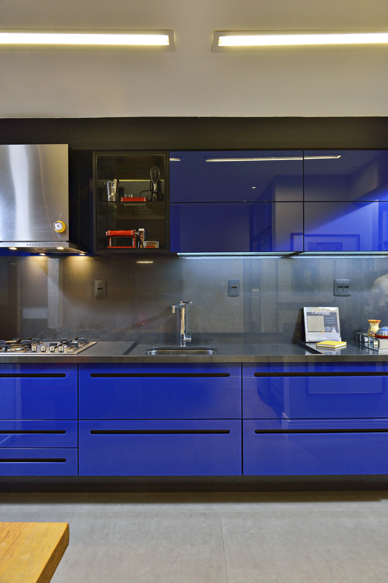 Cozinha arrojada aposta em armários com portas azul royal