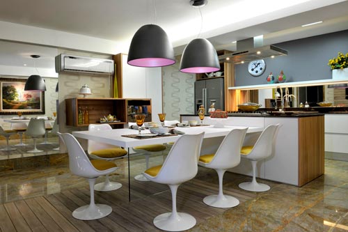 CASACOR Espírito Santo - Fazer da cozinha um ambiente de integração para a família é a proposta desta cozinha projetada pela engenheira civil e decoradora Zélia Sathler. A madeira maciça de reflorestamento está presente na marcenaria, como parte da preocupação com a sustentabilidade. Cores alegres e vivas convidam a vivenciar as refeições que podem ser preparadas com recursos tecnológicos como a gaveta aquecida, o micro-ondas e a cafeteira expressa, todos embutidos.
