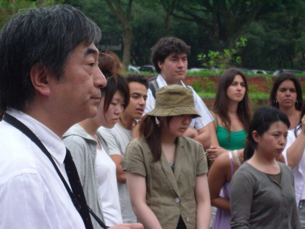 Professor Fumi Masuda durante aula com estudantes japoneses e brasileiros na ...