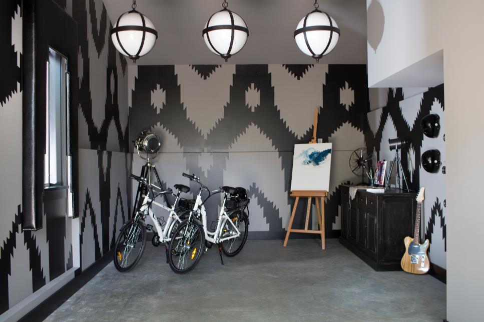 garagem-de-arte-desenho-ikat-na-parede-em-preto-e-cinza-Brian Patrick Flynn Foto por Sarah Dorio