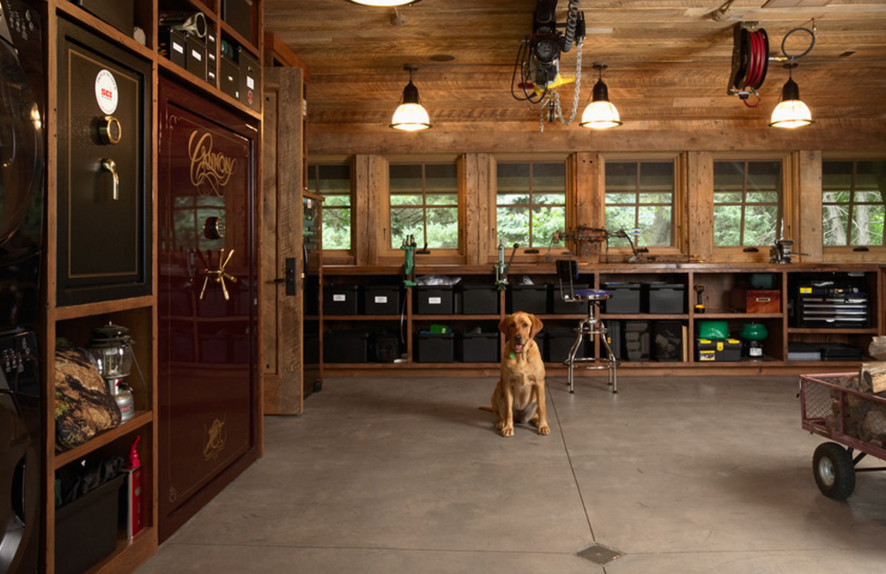 garagem-do-caçador-feita-de-madeira-com-cofres-para-armas-Murphy & Co Design Foto por Susan Gilmore
