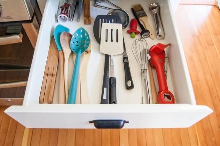DIY: Faça essa divisória e nunca mais arrume as gavetas da cozinha