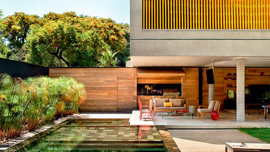 home-nova-brise-amarelo-traz-luz-privacidade-e-seguranca-a-esta-casa-paulistana