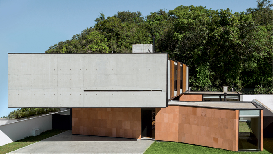 home-nova-casa-em-curitiba-mescla-concreto-arenito-e-venezianas-de-madeira