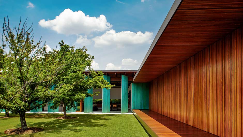 home-nova-casa-utiliza-estrutura-de-eucalipto-e-paineis-de-cobre-oxidado