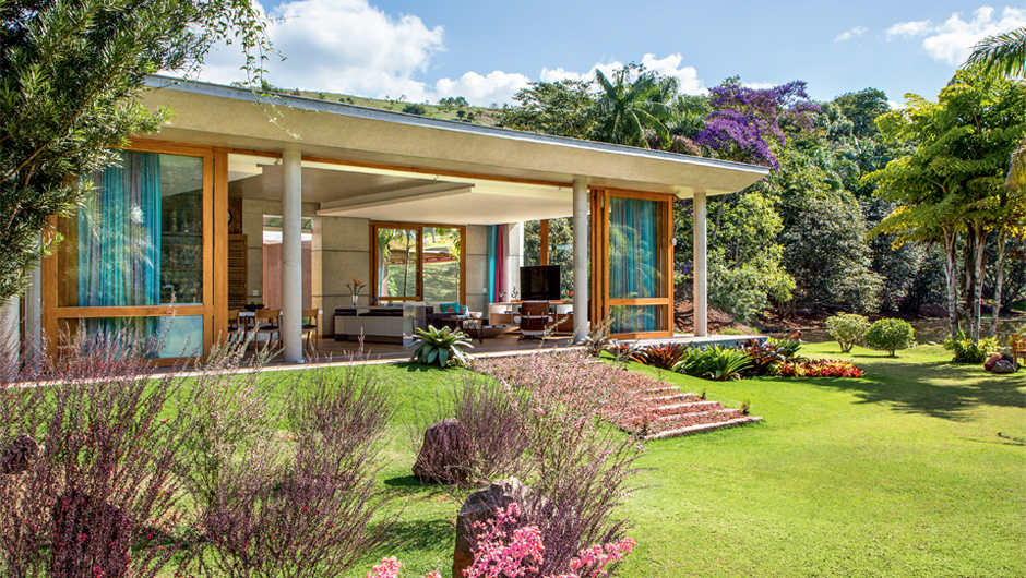 home-nova-estrutura-de-concreto-abriga-cozinha-supercolorida-em-casa-de-campo