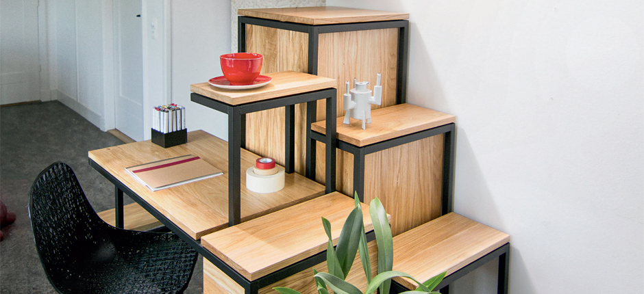 Escada com função de armário, prateleira e mesa