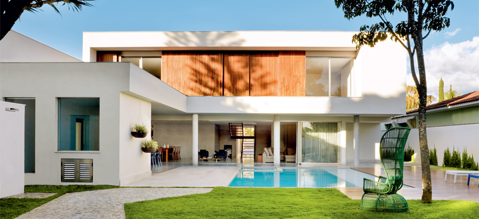 Casa com piscina: linhas retas sob o sol de Brasília