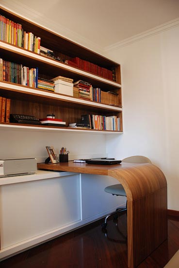 A marca deste home office de Karen Pisacane é a versatilidade. A mesa com o canto arredondado tem um trilho nas extremidades que permitem que ela se mova pelo quarto, que tem um sofá cama para os visitantes. Para não deixar o ambiente escuro, a arquiteta combinou branco e tons de madeira.