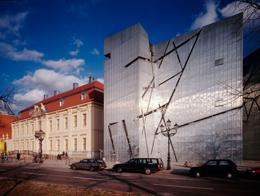 JMB-Next-to-Original-Baroque-Building-(c)-BitterBredt