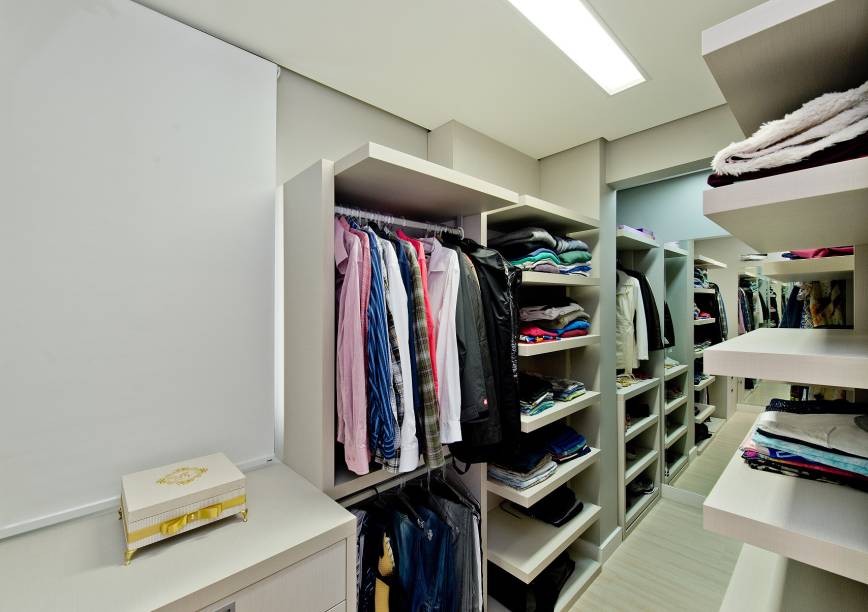 Pensando na durabilidade, custo x benefício e estética, a arquiteta Kristhianne Bristot Silveira Taranto optou por MDF linho neste closet de 6,80 m². O projeto foi feito para um casal de Florianópolis (SC).