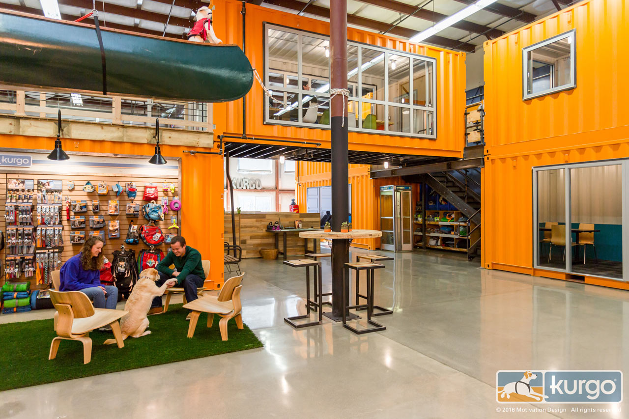 1-escritorio-dog-friendly-e-feito-de-conteineres-e-elementos-ludicos