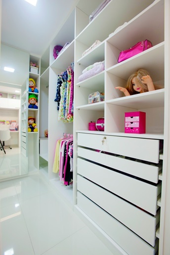 Neste closet feito para uma menina de dez anos, uma das partes foi projetada para se adaptar de acordo com a idade da criança. O móvel foi feito em MDF branco ao longo dos 3,60 m² do espaço. “A iluminação foi pensada de forma a deixar todo o espaço iluminado uniformemente, aumentando a sensação de amplitude”, contam as arquitetas Larissa Vinagre e Suellen Montenegro, que assinam o projeto. Este closet faz parte de uma casa em João Pessoa (PB).