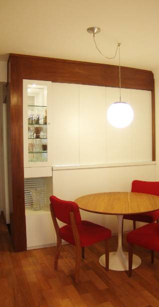 A sala de jantar deste apartamento em São Paulo (SP) ocupa 8 m². “Fizemos um projeto personalizado de marcenaria para integrar a sala com a cozinha”, contam as arquitetas Ana Carolina Lima Orsolini e Mariana Lima Orsolini que assinam o espaço.