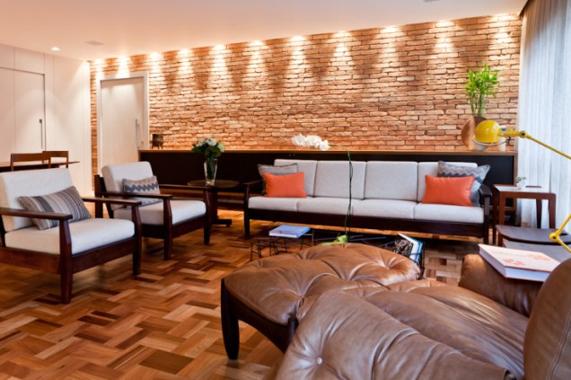 Off-white, cinza claro, madeira freijó e detalhes em laranja e preto formam a paleta de cores desta residência em São Paulo (SP). Já os materiais, como o painel de laca fosca, foram escolhidos por serem naturais e atemporais. O projeto é da arquiteta Lucila Martens Bertoncello.