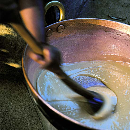 A panela de tacho e o fogão à lenha são traços marcantes da culinária ca...