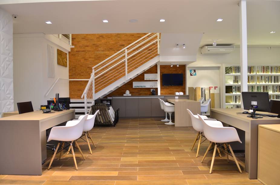 Neste ponto comercial em Porto Alegre (RS), a arquiteta Maíra Schaeffer optou pelo revestimento de placas de tijolos, feitos de cerâmica natural. O espaço de 15 x 9 m ainda conta com piso de porcelanato madeirado, que aquece visualmente o ambiente.