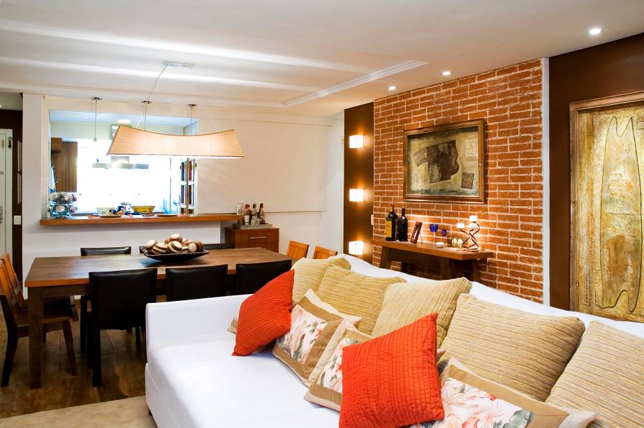Os tijolos à vista se destacam nesta casa em Campos do Jordão (SP). Os itens receberam preenchimento para ficar aparente, pintura tipo pátina envelhecida e resina. Os móveis do espaço, como a mesa e o painel para TV em madeira de demolição, dialogam com a parede de tijolos. O espaço, de 7,0 x 4,8 m, é assinado pela designer de interiores Rachel Avellar.