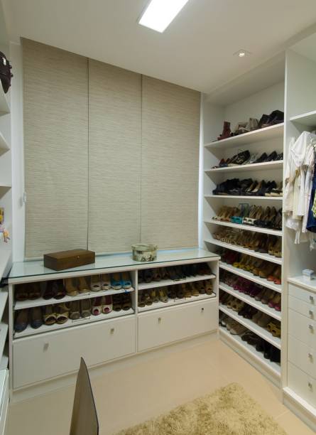 O closet de MDF branco texturizado se estende ao longo dos 7 m² do espaço. Projetado pela arquiteta Maristela Bernal para uma mulher, a iluminação teve importância fundamental. “Optei por embutidos pontuais em LED à frente dos armários e penteadeira, além de duas arandelas em cada lateral, com lâmpadas tubulares para ajudar na maquiagem. Há ainda uma calha central com iluminação fluorescente”, explica a profissional. O ambiente pertence a uma casa em Salvador (BA).