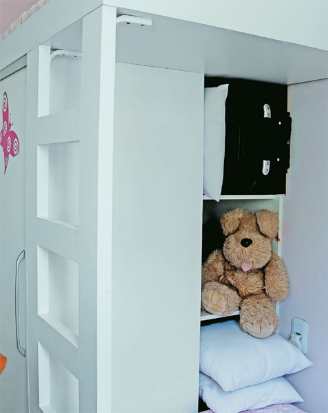 O quarto usado pelas filhas de Sávio é também o escritório dos moradores. Logo, foi o ambiente mais complicado de resolver. Na cabeceira da bicama, há uma estante (0,70 x 1,70 m). Uma bancada para o computador completou o projeto.
