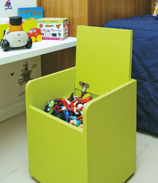 Quando o tampo do banquinho é erguido, vê-se que ele tem espaço para miudezas. No lugar do berço, entrou uma bancada de MDF, que faz as vezes de escrivaninha. Hoje, a 45 cm do chão, poderá chegar a 75 cm, acompanhando o crescimento do dono da área.
