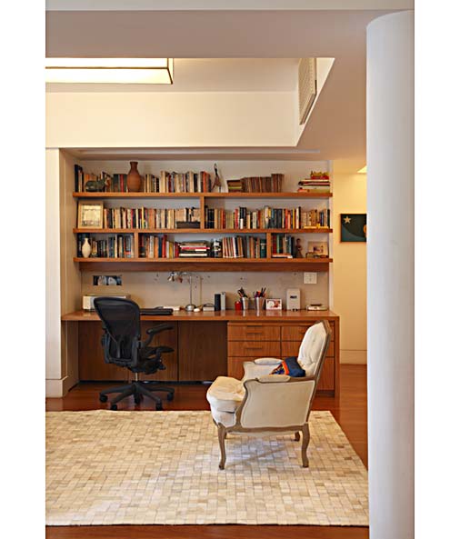 A jovem empresária Tatiana Roza dispõe de um prático home office em seu apartamento de 120 m². Projeto de Renata Bartolomeu.