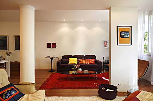Na reforma do apartamento, a arquiteta Renata Bartolomeu privilegiou a integração dos espaços, para dar a sensação de amplitude.