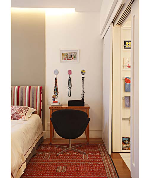 No quarto, os colares ficam expostos em delicados ganchos. Projeto de Renata Bartolomeu.