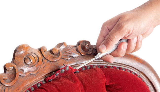 Tire o estofado Inicie o trabalho tirando as tachinhas que prendem o tecido. ...