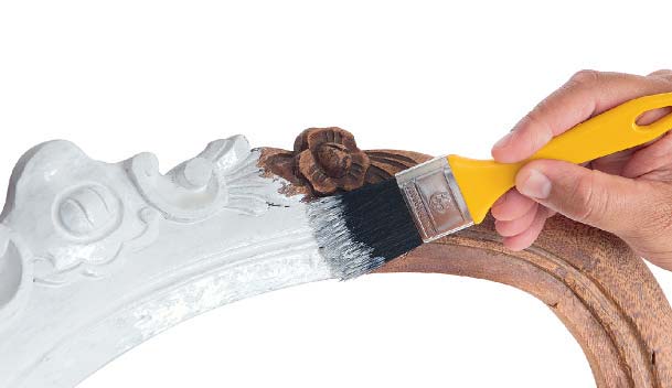 Remova o p&oacute; e aplique duas dem&atilde;os do fundo preparador. Aguarde a secagem co...