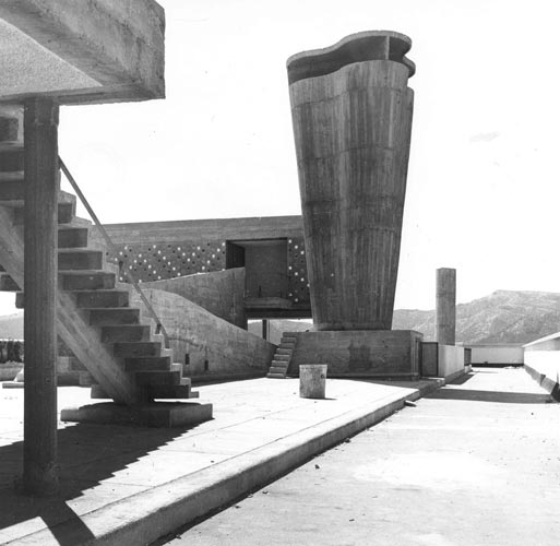 O arquiteto Le Corbusier projetou com Charlotte Perriand uma cozinha para est...